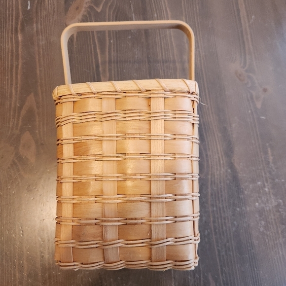 Mistletoe Christmas Basket With "Season's Greetings" Metal Riveted Sign On Front - Picture 6 of 10